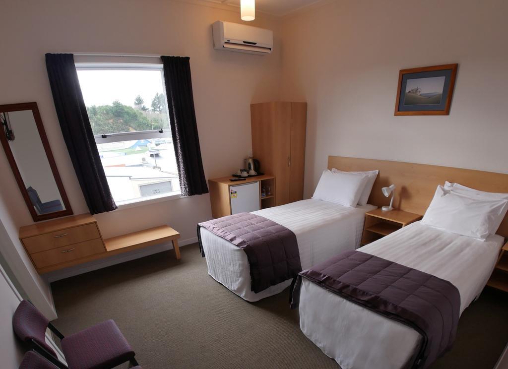 Masonic Hotel Waitara Room photo